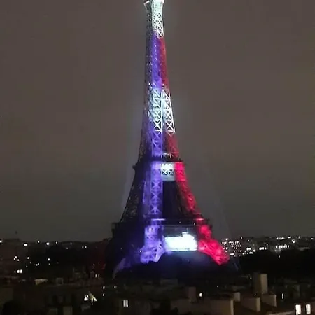 Paris Apartment : Eiffel View From All Roomsbalcony, Air Con *